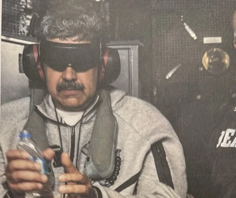 Publican foto de Maduro detenido, tras ser capturado en Venezuela