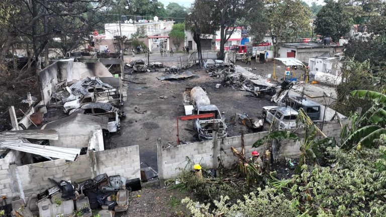 Incendio en la ranchería Río Viejo: Atienden a dos personas y resultaron afectados 14 vehículos