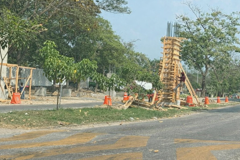 Avanza construcción de puente peatonal frente al Parque Tabasco “Dora María”