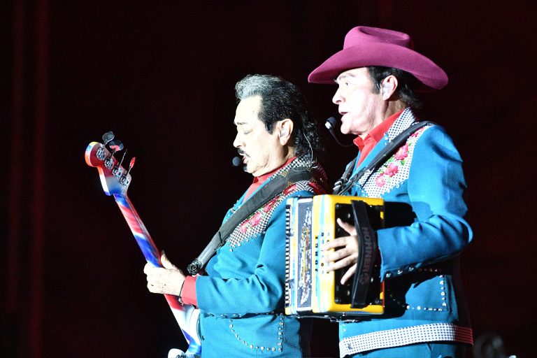 Abren Los Tigres del Norte con lleno el Foro Tabasco en la Feria